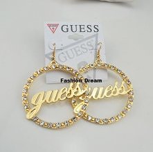 Urocze kolczyki koła Guess wysadzane cyrkoniami. Stal nieszlachetna, nie uczulająca w kolorze złotym. Cena: 39,99 zł.