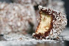 Kokosanki w czekoladzie mmm... pyszności ! Zawsze gdy przyjeżdżałam do babci było czuć ich zapach już od progu, wiedziała ze je uwielbiam.Gdy troche podrosłam robiłam je razem z...