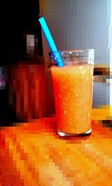 Pomysł z dzisiaj : 1 średnie jabłko 1 średnia gruszka pół dużego granatu 2 szklanki soku jabłkowego ( jak wybrałam RIVIVĘ ) 2 szklanki wody niegazowanej Jabłko i gruszkę pokroić...