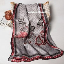 Śliczny jedwabny szal Louis Vuitton, piękny nadruk w mapy i monogram. Materiał: 100% jedwab. Wymiary: 180 x 70 cm. Cena: 169,99 zł.