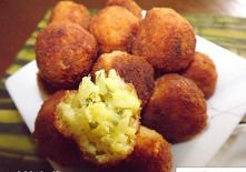 Składniki:

1 torebka ryżu, 10 dag sera żółtego (ja użyłam goudy), 2 jajka, sól, pieprz, kostka rosołowa, kurkuma, natka pietruszki

Ryż ugotować w wodzie z dodatkiem soli, kost...