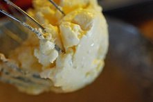 Smak z dzieciństwa to 'oblizywanie' wiertełek z miksera kiedy mama zrobiła masę do ciasta :)