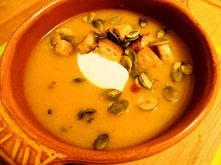 Zupa krem z dyni z grzankami, pestkami dyni, jogurtem naturalnym i sosem piri-piri