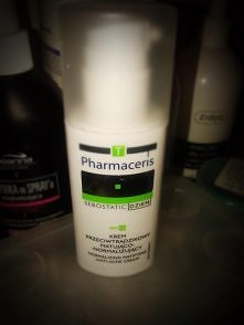 Krem Przeciwtrądzikowy Matując-Normalizujący Pharmaceris na Dzień.

Miałam twarz bardzo tłustą. Żadne kremy mi nie pomagały.

Ten krem na początku stosowałam jak producent kazał...