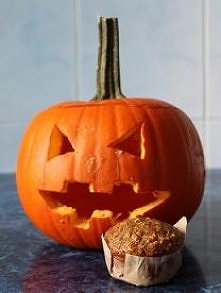 Składniki na 12 sztuk:
Mąka graham (typ 1850) - 1 i 1/2 szklanki
Płatki owsiane górskie - 1 szklanka
Cukier - 1/4 szklanki
Suszone daktyle - garść (posiekane)
Dynia - 1 i 1/2 sz...