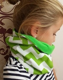 jesienny komin w żywej zieleni