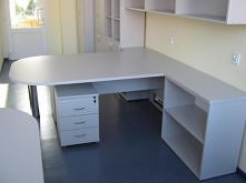 Doskonała propozycja jako recepcja lub miejsce do przyjmowania interesantów.