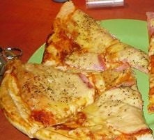 Pizza bez drożdzy 

Składniki 
-2 szklanki mąki 
-1/3 szklanki oliwy lub oleju 
-2/3 szklanki mleka 
-2 łyżeczki proszku do pieczenia 

(ewentualnie sos 
-2 łyżki koncentratu po...