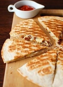 składniki: -4 placki tortilli -200 g sera żółtego -125 g kurek -1 udo kurczaka -1 cebula -3 łyżki jogurtu greckiego -½ łyżeczki posiekanej pietruszki -łyżka masła -przyprawa war...