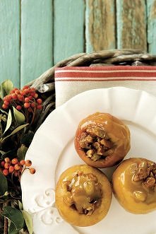 Te cudownie dekadenckie pieczone jabłka z nadzieniem toffi, polane sosem na bazie śmietanki kremówki i brandy, w niczym nie przypominają rozgotowanego i mdłego deseru jaki pamię...