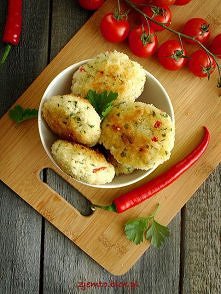 Składniki:

    200 g ryżu
    1 jajko
    1/2 papryczki chili
    pęczek natki pietruszki
    3-4 łyżki startego parmezanu
    sól, pieprz do smaku
    bułka tarta do panierki
...