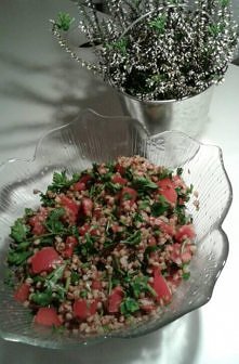 dinner time ; ) izraelska sałatka: kasza gryczana; pomidory malinowe; natka pietruszki.