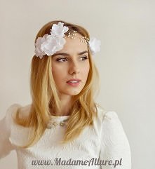 Wianek pleciony z kwiatami. Wianek jest bardzo plastyczny, można nim opatać dowolnie fryzurę i przypiąć wsuwkami a także nosić jako wianek - z tyłu posiada wąską wstążeczkę do z...