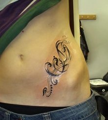 tatuaż na biodrze