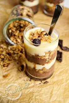 Mini deserki budyniowo-czekoladowe z domową granolą