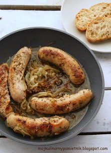 Biała kiełbasa smażona z ziołami prowansalskimi
6 szt białe grube kiełbasy
2 cebule
olej  (zależy kto ile lubi)
2 łyżki ziół prowansalskich 
pieprz


Folie aluminiowa rozwinąć, ...