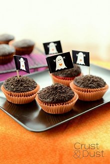 Muffiny z jadalną ziemią


"Czekoladowe muffiny, których wierzch obsypany został ... jadalną ziemią. Ziemia jest słodka i smakuje ciasteczkami Oreo. Bardzo prosty zabieg, k...