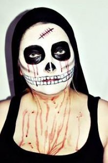 Prosty w wykonaniu, ale efektowny makijaż na Halloween od Zakochanej w kolorkach. Opisuje go krok po kroku!