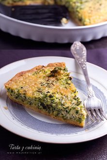 Chrupiąca tarta z cukinią. Zapach unoszący się w domu podczas jej pieczenia, powoduje, że nie możemy się doczekać, kiedy będzie już na naszym stole. Tarta z cukinią, dymką i szc...