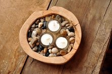 Sosnowy kawałek pieńka o średnicy 20 cm i wysokości 5 cm. ,wyfrezowany specjalnie po to by umieścić w nim świeczki oraz kamienie ozdobne, zabezpieczony lakierem matowym.Dodatkow...