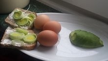 Sniadanie dla glodomora!- 2kromki chleba razowego z serkiem czosnkowym i porem, jaja na miekko( podobno w tej postaci jaja sa najzdrowsze) avocado...mmm pycha :*