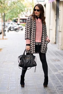 Wzorzysty płaszcz

MISZ-MASZ
Gdy pojawia się zbyt wiele elementów, łatwo o przesadę. Tutaj ta przesada zaistniała, ale ratuje ją nic innego, jak płaszcz. Odciąga uwagę od brzydk...