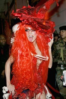 Królowa Halloween - Heidi Klum i jej nieskrępowana wyobraźnia. 
2004

Więcej na Moda Cafe!