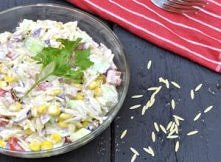 KOLOROWA SAŁATKA Z MAKARONEM, SZYNKĄ I OGÓRKIEM