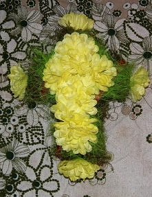 Krzyż z mchu zdobiony sizal...