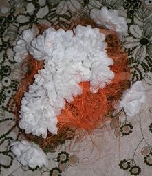 Krzyż z mchu zdobiony sizal...