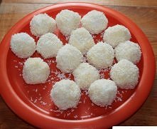 Coś dla prawdziwych łasuchów :)
Niemiłosiernie słodkie kuleczki rafaello.


Co trzeba?

200g białej czekolady
200g wiórków kokosowych
50g masła
1 szklanka śmietany słodkiej 30%
...