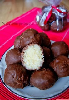 CIASTO:
1 i 1/4 szklanki mąki pszennej – ja dałam tortową
2 łyżki cukru pudru
10 dag masła
szczypta soli

MASA JABŁKOWA:
6 żółtek
1 szklanka cukru
szczypta soli
2 łyżeczki cynam...