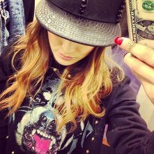 Lecz jestem tylko człowiekiem
I krwawię, gdy upadnę
Jestem tylko człowiekiem
Załamuję się i płaczę
Twoje słowa w mej głowie, noże w mym sercu 
Podnosisz mnie na duchu, a ja się ...