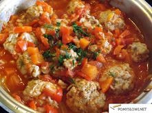 W pierwszej kolejności do miski dałam:

pół kilo mięsa mielonego

posiekaną drobno połowę cebuli

1 wyciśnięty ząbek czosnku

1 jajko

1 namoczona w wodzie bułkę kajzerkę

przyp...