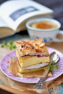 Składniki ciasto  : ( blaszka 28 cm x 34 cm )

    3 szklanki mąki
    200g miękkiego masła
    6 żółtek
    2 łyżeczki proszku do pieczenia
    1/2 szklanki cukru pudru 
    30...