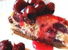 Domowy sernik z wiśniami na kruchym kakaowym spodzie podawany z sosem wiśniowym.