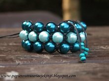 Bransoletka makramowa trzyrzędowa. Wykonana ze sznurka 1 mm oraz sztucznych pereł 10 mm. Posiada regulowane zapięcie.