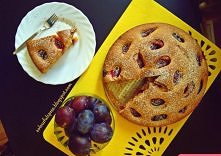 Składniki:

4 jajka
1 szklanka cukru trzcinowego (może być biały)
ok. 2 szklanki mąki
1,5 łyżeczki proszku do pieczenia
4 łyżki oleju
pół kilograma śliwek (lub innych owoców)
do...