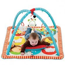 Mata edukacyjna Farma ma miękkie pałąki i dopasowaną, pikowaną poduszkę Tummy Time. Dodatkowo w zestawie znajduje się 12 uchwytów do zawieszenia zabawek oraz 5 wiszących pluszaków.