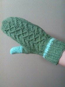 rękawiczka na jeden palec na drutach ze wzorem
