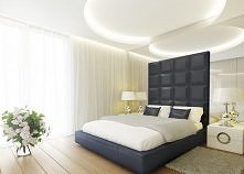 Nowoczesna sypialnia w willi w Jaroszowej Woli. W projekcie wnętrz uwzględniono nowatorskie połączenie szkła, luster i materiałów obiciowych.