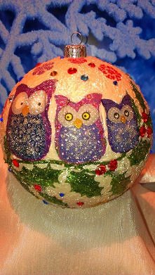 BOMBKA styropianowa WYKONANA RĘCZNIE
TECHNIKĄ DECOUPAGE
ŚREDNICA BOMBKI 12cm
motyw widoczny na zdjęciu jest taki sam z tyłu bombki dodatkowo zdobiona kryształkami
widoczne na zd...