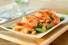 Pikantna tajska sałatka z papai z krewetkami – Yam Kai