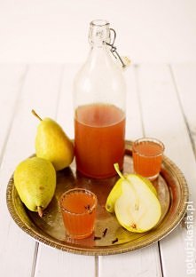 Składniki:
– 1 kg dojrzałych gruszek
– 0,5 l wódki
– 0,3 kg cukru trzcinowego
– 20 suszonych goździków

Gruszki obieramy ze skórki i wykrawamy gniazda nasienne. Owoce kroimy na ...