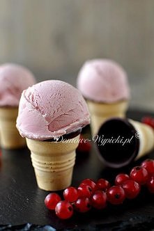 zybkie lody na słodzonym mleku skondensowanym przygotowane bez użycia maszyny do lodów. Lody zrobiłam o smaku porzeczkowym. Są nie za słodkie, a w smaku przypominają trochę lody...