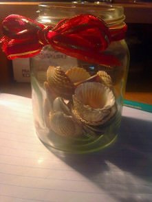 Pamiątka z wakacji zrobiona własnoręcznie. A wystarczyły : słoik, muszelki, wstążka :-)