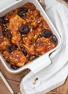 Kurczak z suszonymi śliwkami, rodzynkami i orzeszkami piniowymi