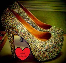 Handmade
Buty zostały ozdobione cyrkoniami, kryształkami w kolorze opalizujacym 
Cyrkonie wielkosci 4-5mm.