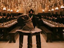 Niezapomniane. Złota dziesiątka kultowych nakryć głowy.

Czas na nieco nietypowe nakrycie głowy, które na kilka sekund było noszone przez wszystkich przyszłych adeptów szkoły ma...