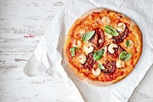 Pizza grzechu warta…z mozzarellą, pieczonymi pomidorami i krewetkami
